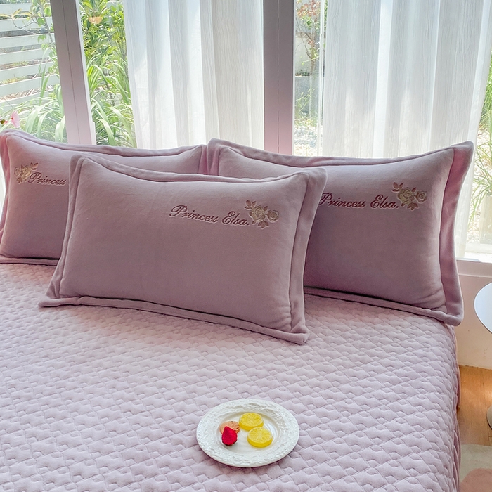 91家纺网 家纺一手货源 找家纺 （总）乐嘉盈 2025年新款纯色刺绣牛奶绒四件套-玫瑰缘