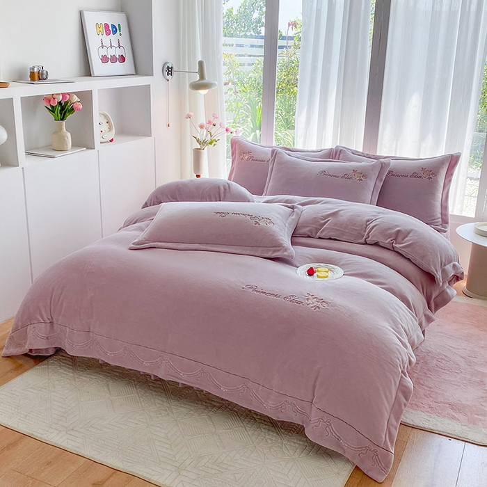 91家纺网 家纺一手货源 找家纺 （总）乐嘉盈 2025年新款纯色刺绣牛奶绒四件套-玫瑰缘