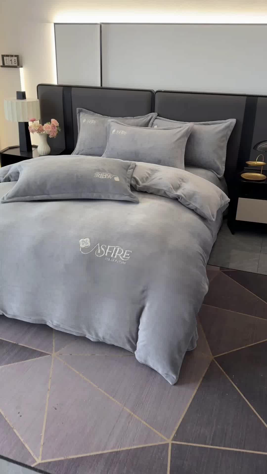 91家纺网 家纺一手货源 找家纺 富缦庭 2025新款牛奶绒绣花四件套 遇见-灰色