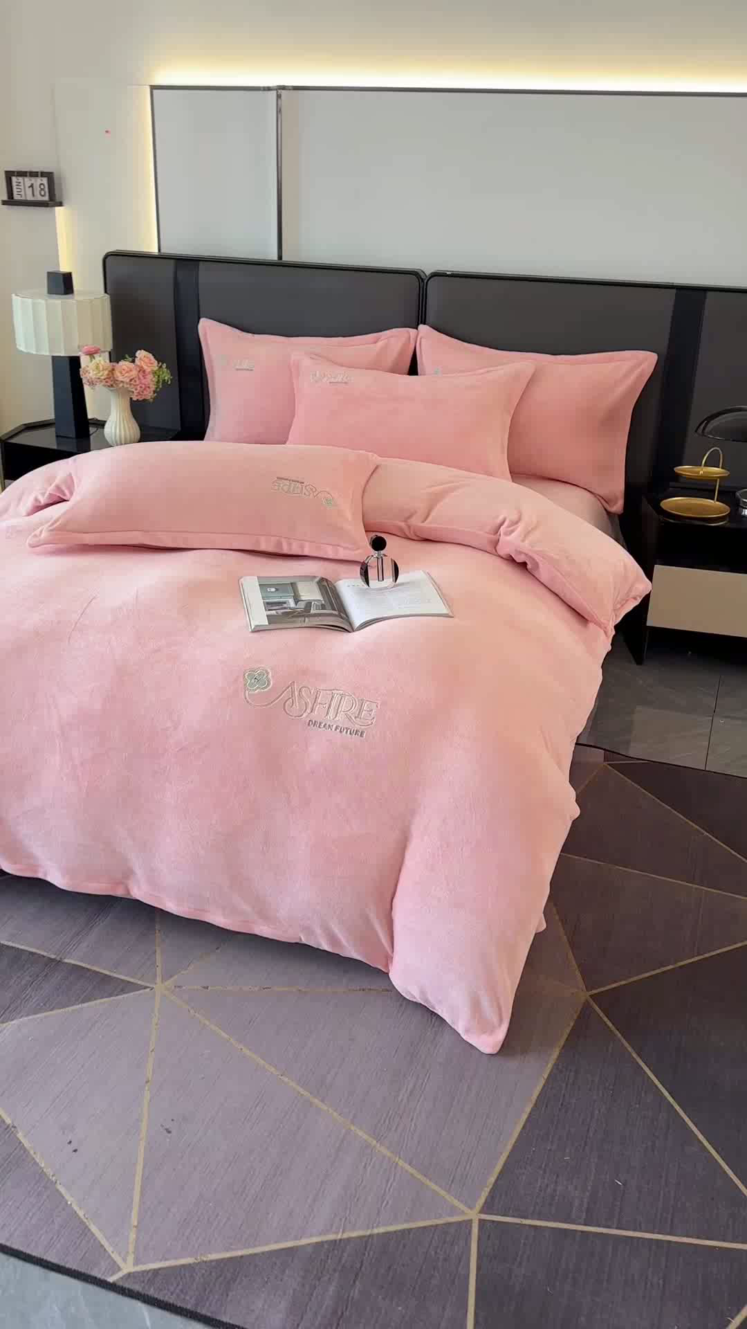 91家纺网 家纺一手货源 找家纺 富缦庭 2025新款牛奶绒绣花四件套 遇见-粉色