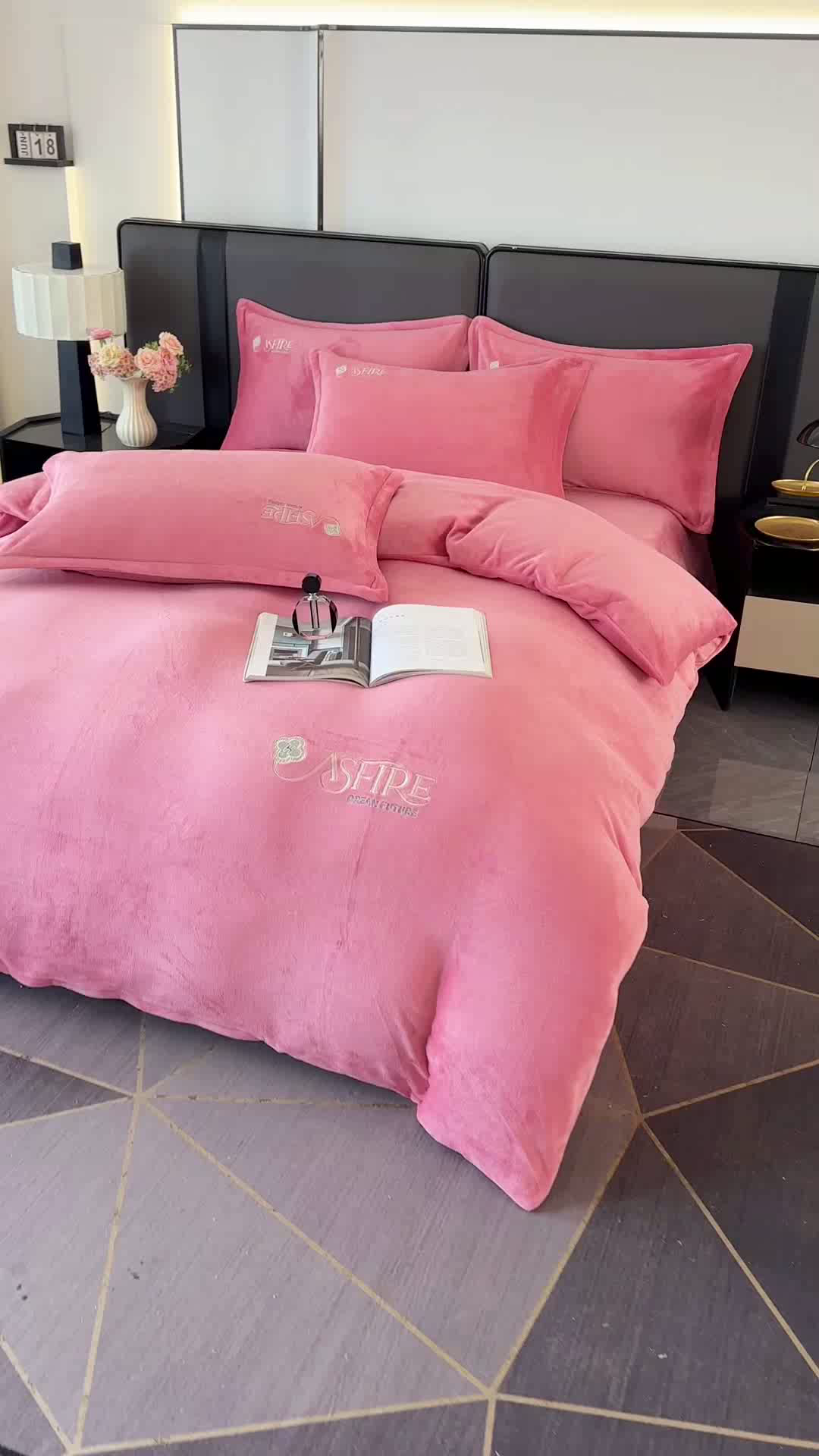 91家纺网 家纺一手货源 找家纺 富缦庭 2025新款牛奶绒绣花四件套 遇见-豆沙