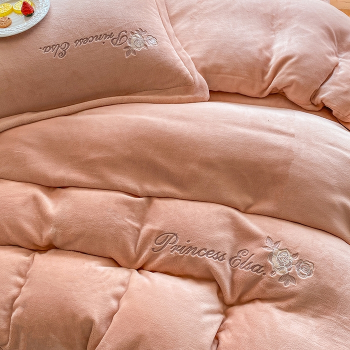 91家纺网 家纺一手货源 找家纺 乐嘉盈 2025年新款纯色刺绣牛奶绒四件套-玫瑰缘 玫瑰缘-橙