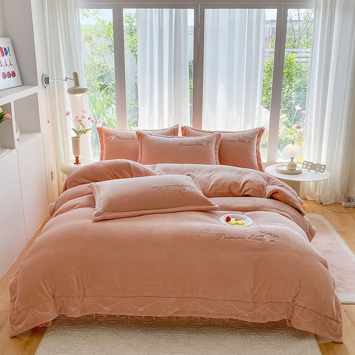 91家纺网 家纺一手货源 找家纺 乐嘉盈 2025年新款纯色刺绣牛奶绒四件套-玫瑰缘 玫瑰缘-橙