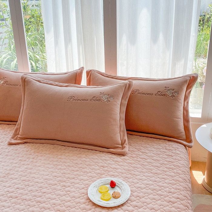 91家纺网 家纺一手货源 找家纺 乐嘉盈 2025年新款纯色刺绣牛奶绒四件套-玫瑰缘 玫瑰缘-橙