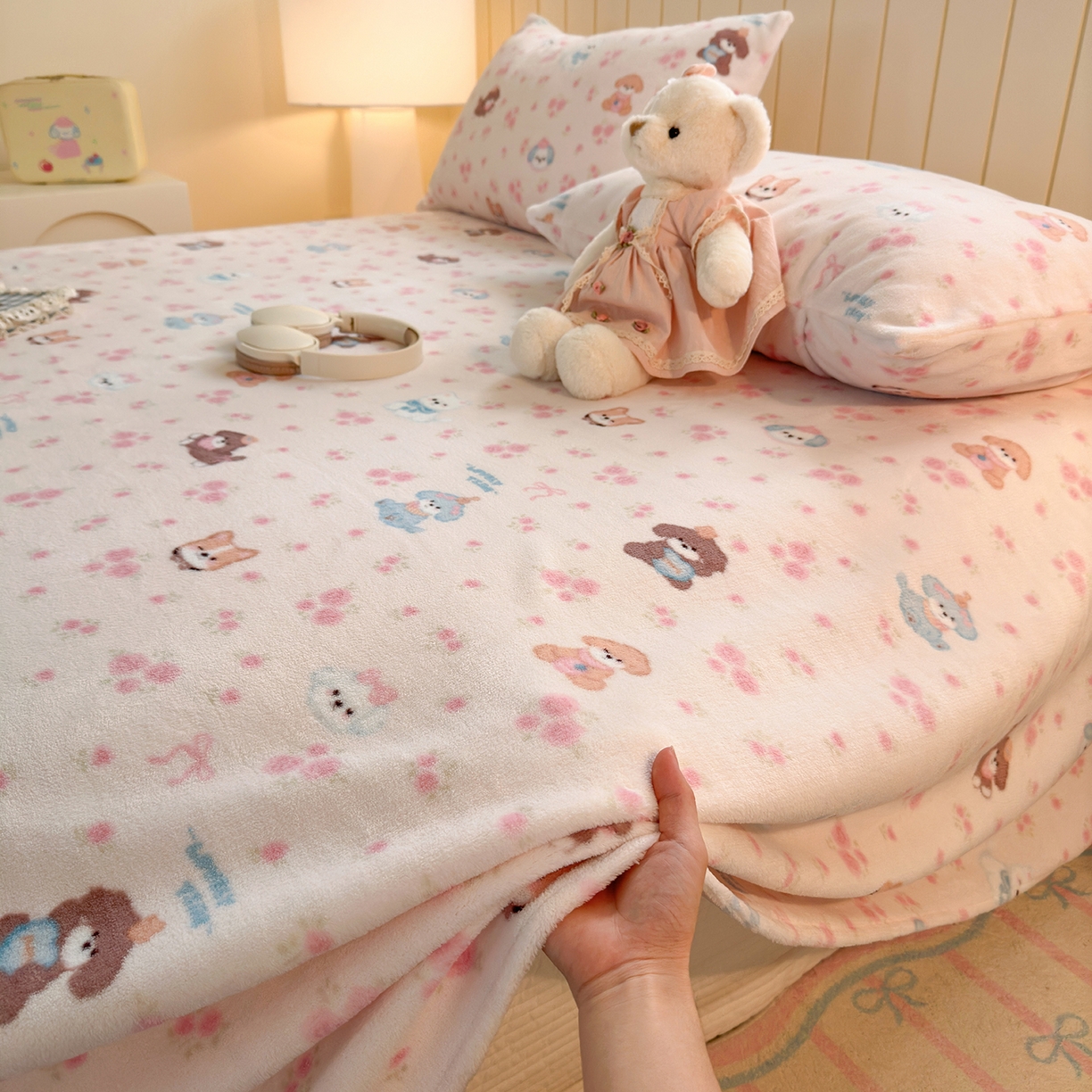 91家纺网 家纺一手货源 找家纺 丽美人家纺 2025新款小版印花牛奶绒床单单床单床单单件 油画小萌物