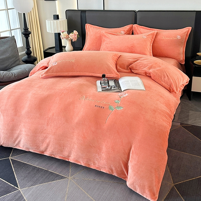 91家纺网 家纺一手货源 找家纺 富缦庭 2025新款牛奶绒绣花四件套 红粉佳人-橙色