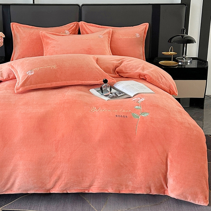 91家纺网 家纺一手货源 找家纺 富缦庭 2025新款牛奶绒绣花四件套 红粉佳人-橙色