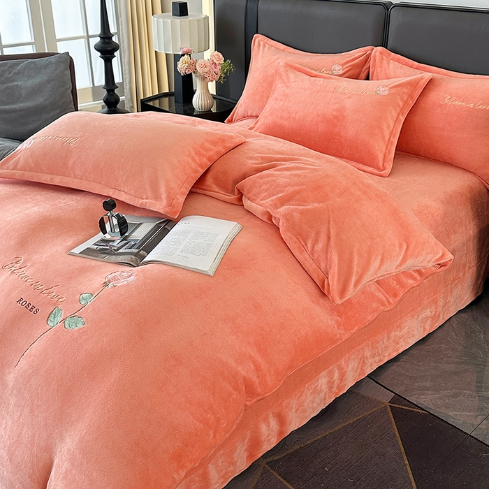 91家纺网 家纺一手货源 找家纺 富缦庭 2025新款牛奶绒绣花四件套 红粉佳人-橙色