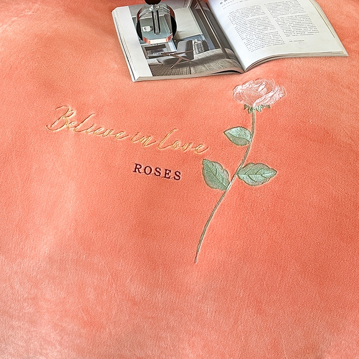 91家纺网 家纺一手货源 找家纺 富缦庭 2025新款牛奶绒绣花四件套 红粉佳人-橙色