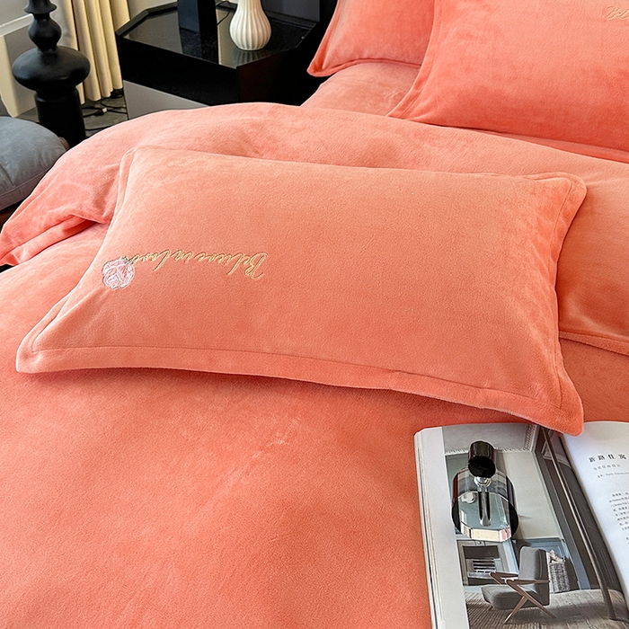 91家纺网 家纺一手货源 找家纺 富缦庭 2025新款牛奶绒绣花四件套 红粉佳人-橙色