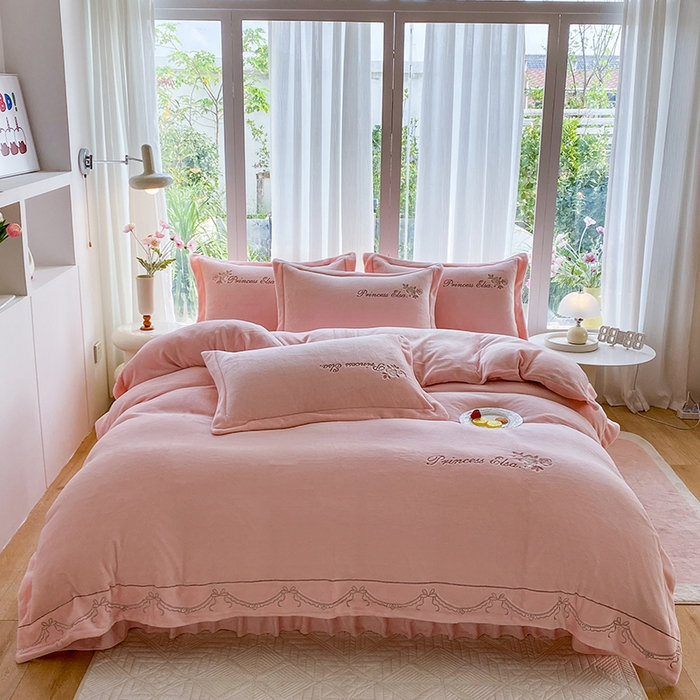 91家纺网 家纺一手货源 找家纺 乐嘉盈 2025年新款纯色刺绣牛奶绒四件套-玫瑰缘 玫瑰缘-粉