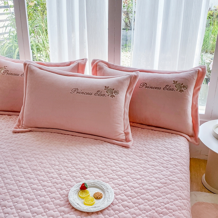 91家纺网 家纺一手货源 找家纺 乐嘉盈 2025年新款纯色刺绣牛奶绒四件套-玫瑰缘 玫瑰缘-粉