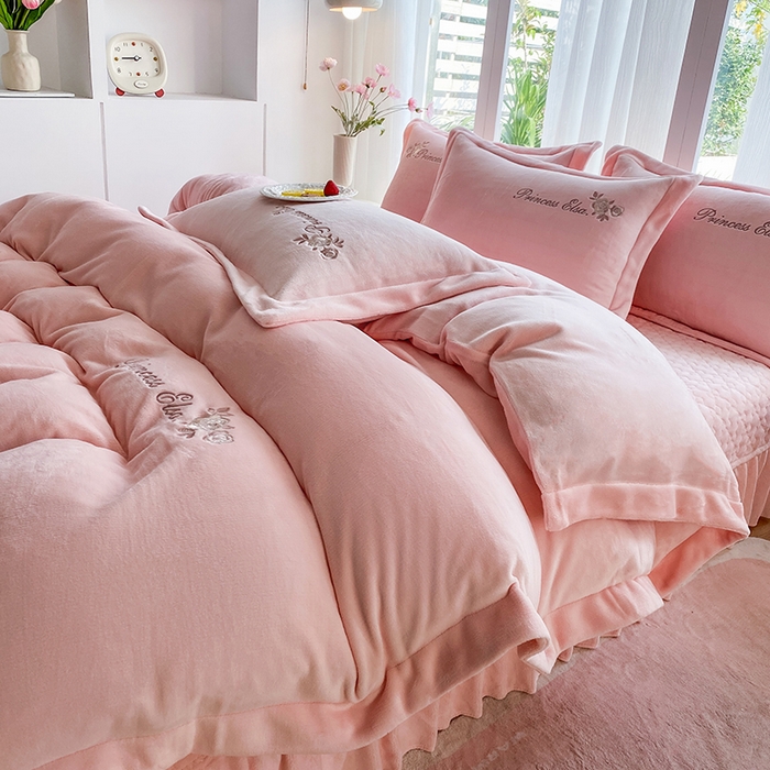 91家纺网 家纺一手货源 找家纺 乐嘉盈 2025年新款纯色刺绣牛奶绒四件套-玫瑰缘 玫瑰缘-粉