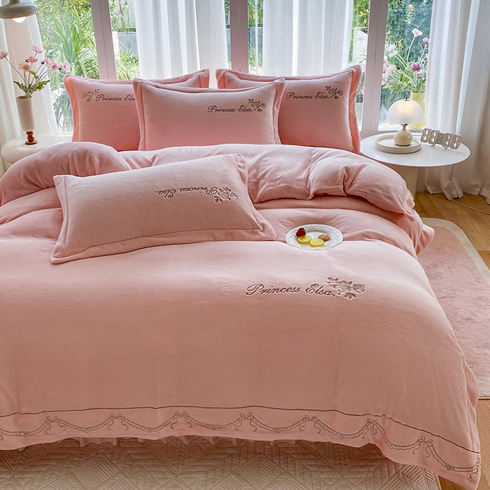 91家纺网 家纺一手货源 找家纺 乐嘉盈 2025年新款纯色刺绣牛奶绒四件套-玫瑰缘 玫瑰缘-粉