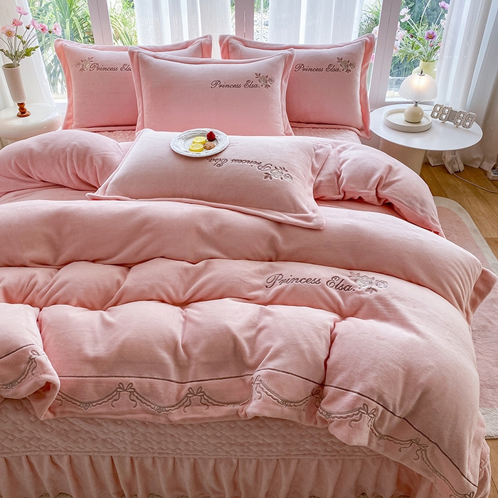91家纺网 家纺一手货源 找家纺 乐嘉盈 2025年新款纯色刺绣牛奶绒四件套-玫瑰缘 玫瑰缘-粉