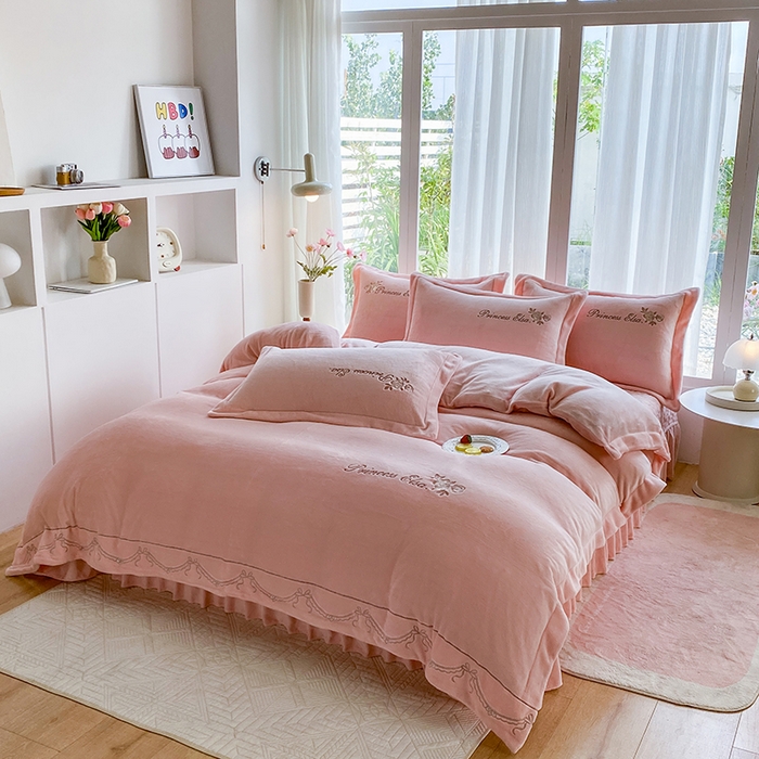 91家纺网 家纺一手货源 找家纺 乐嘉盈 2025年新款纯色刺绣牛奶绒四件套-玫瑰缘 玫瑰缘-粉