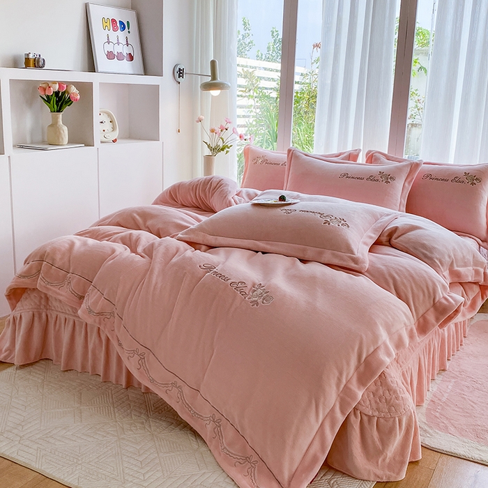 91家纺网 家纺一手货源 找家纺 乐嘉盈 2025年新款纯色刺绣牛奶绒四件套-玫瑰缘 玫瑰缘-粉
