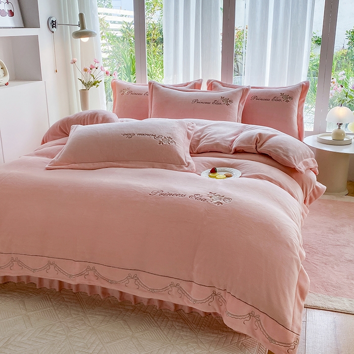 91家纺网 家纺一手货源 找家纺 乐嘉盈 2025年新款纯色刺绣牛奶绒四件套-玫瑰缘 玫瑰缘-粉
