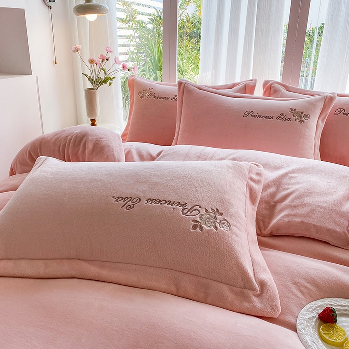 91家纺网 家纺一手货源 找家纺 乐嘉盈 2025年新款纯色刺绣牛奶绒四件套-玫瑰缘 玫瑰缘-粉