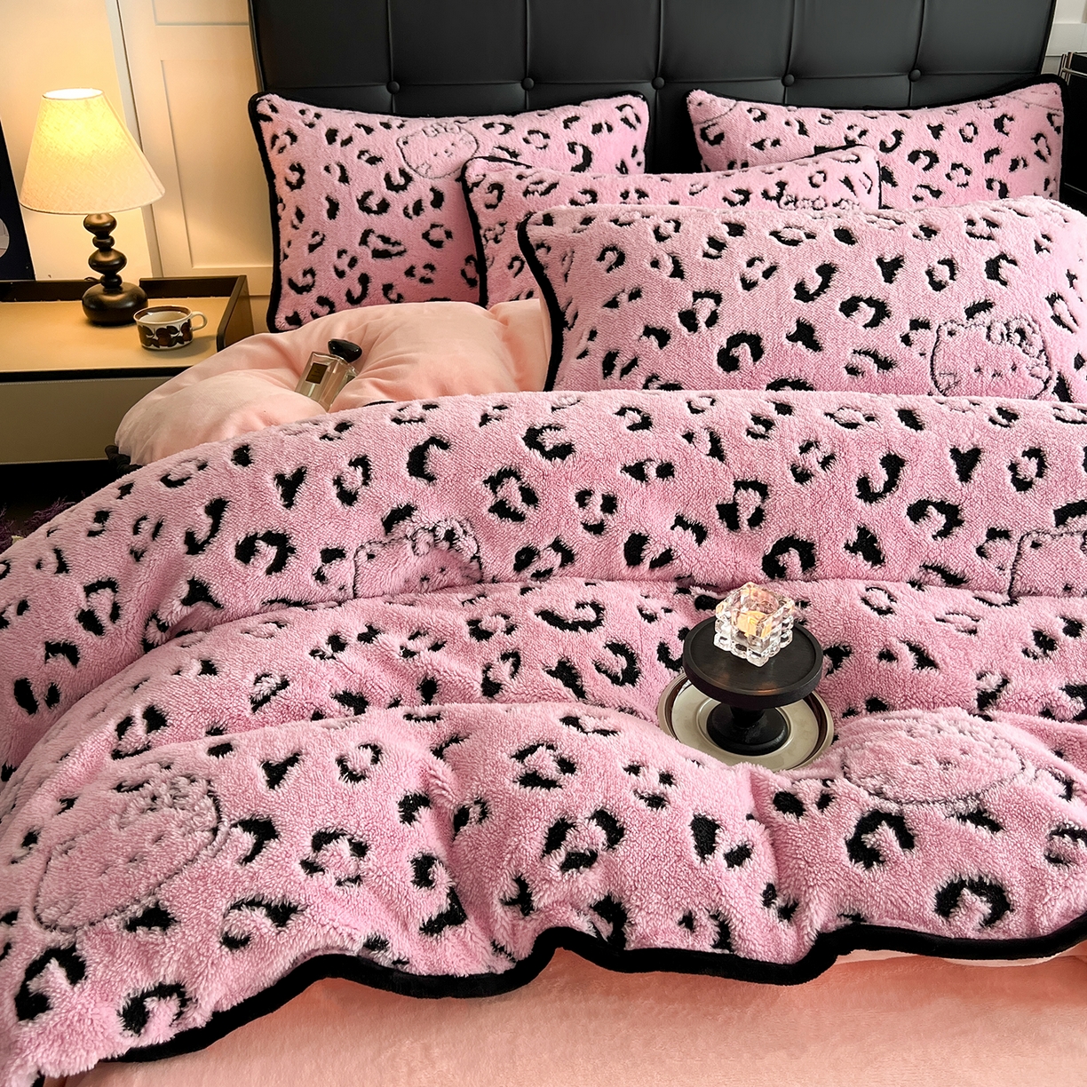 91家纺网 家纺一手货源 找家纺 安哆啦家纺 2025新款舒棉绒阳离子提花牛奶绒四件套 提花-KT粉