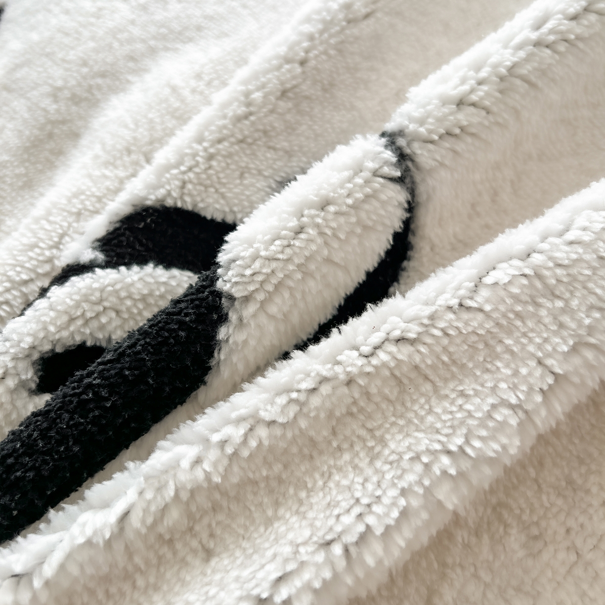 91家纺网 家纺一手货源 找家纺 安哆啦家纺 2025新款舒棉绒阳离子提花牛奶绒四件套 提花-熊猫