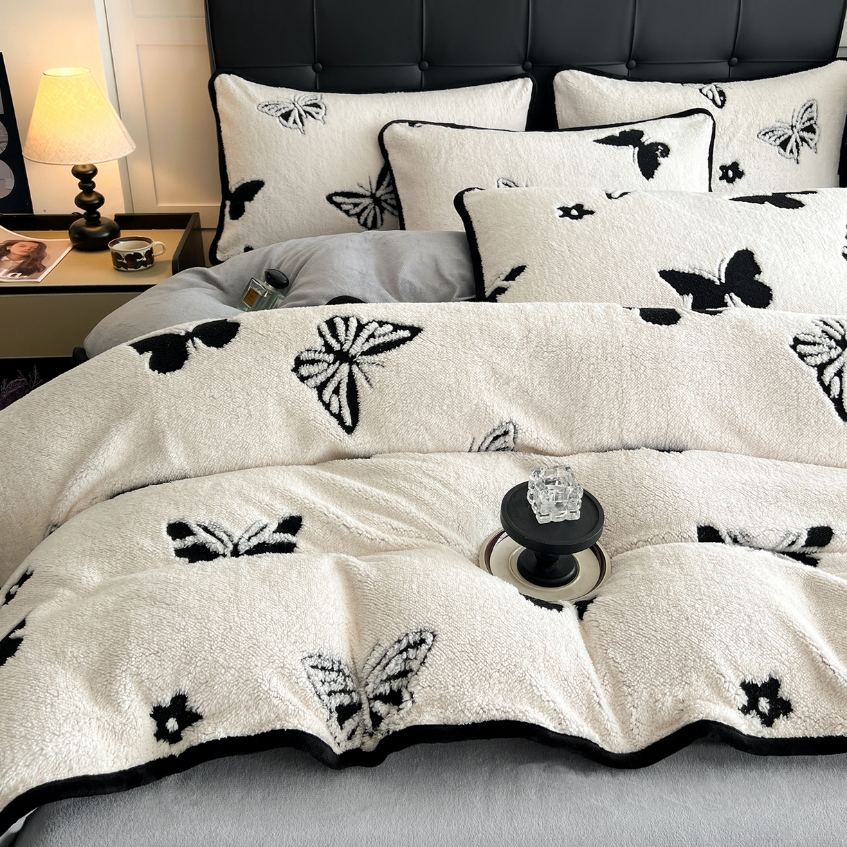 91家纺网 家纺一手货源 找家纺 安哆啦家纺 2025新款舒棉绒阳离子提花牛奶绒四件套 提花-蝴蝶白