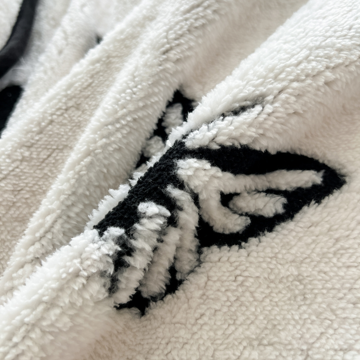 91家纺网 家纺一手货源 找家纺 安哆啦家纺 2025新款舒棉绒阳离子提花牛奶绒四件套 提花-蝴蝶白