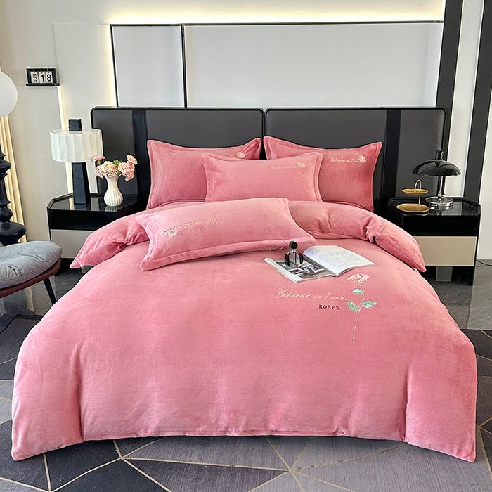 91家纺网 家纺一手货源 找家纺 富缦庭 2025新款牛奶绒绣花四件套 红粉佳人-豆沙