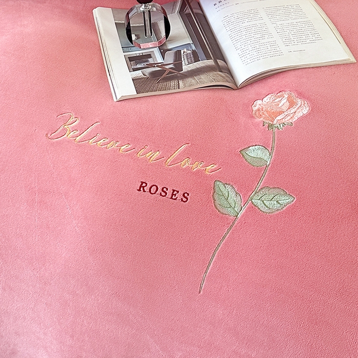 91家纺网 家纺一手货源 找家纺 富缦庭 2025新款牛奶绒绣花四件套 红粉佳人-豆沙