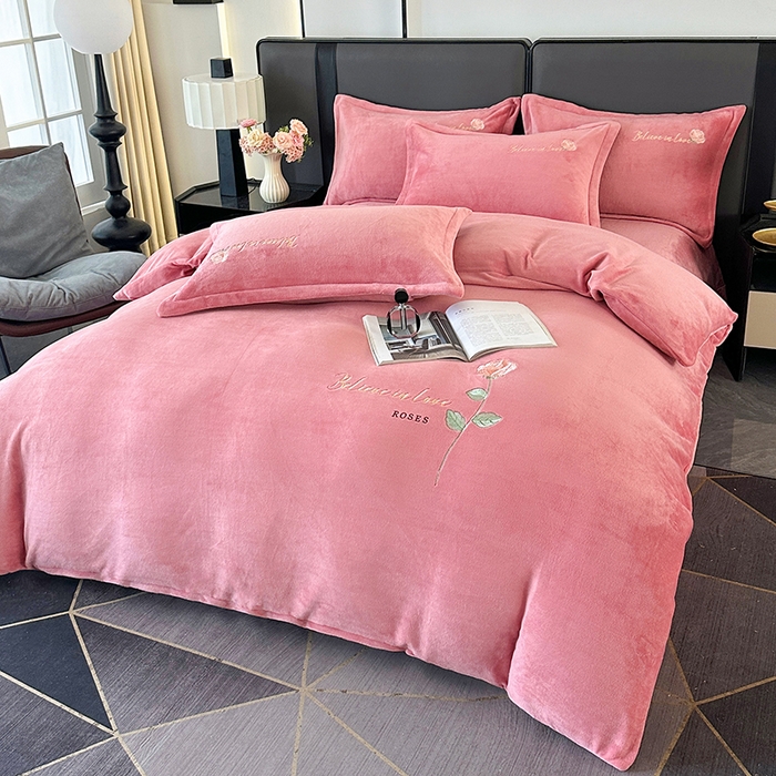 91家纺网 家纺一手货源 找家纺 富缦庭 2025新款牛奶绒绣花四件套 红粉佳人-豆沙