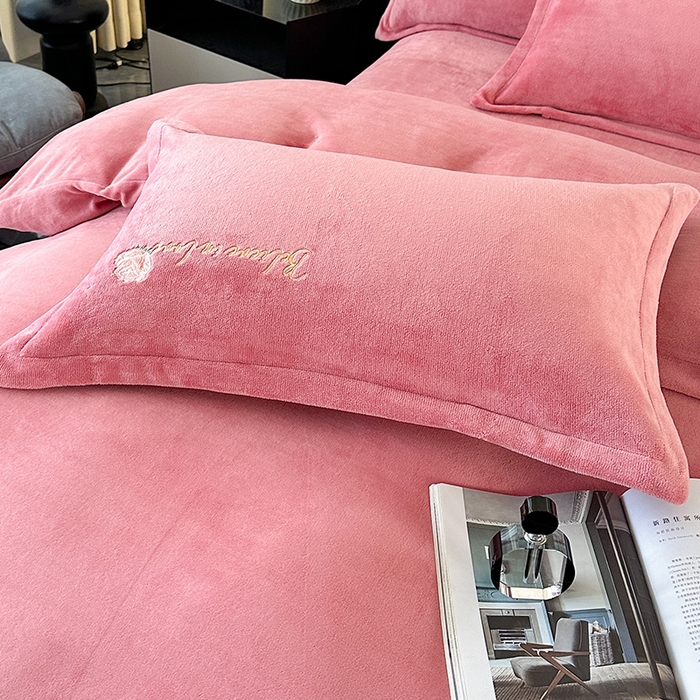 91家纺网 家纺一手货源 找家纺 富缦庭 2025新款牛奶绒绣花四件套 红粉佳人-豆沙