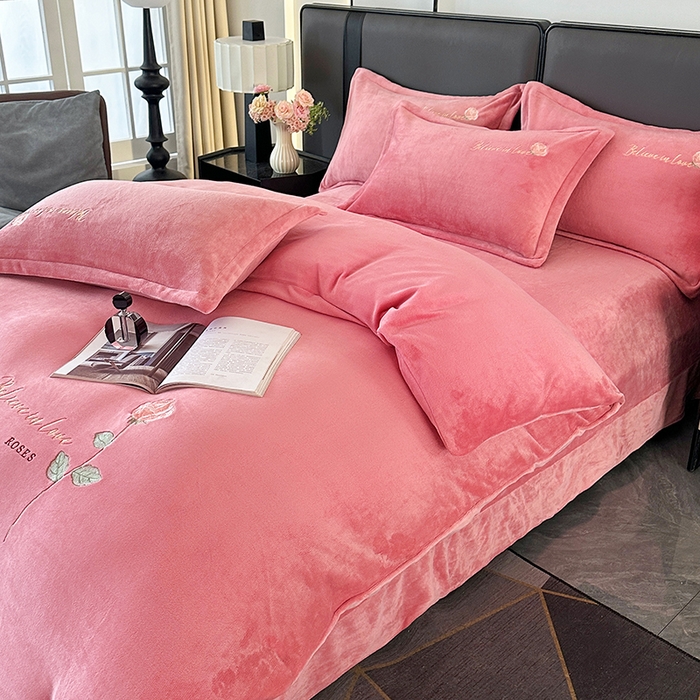 91家纺网 家纺一手货源 找家纺 富缦庭 2025新款牛奶绒绣花四件套 红粉佳人-豆沙