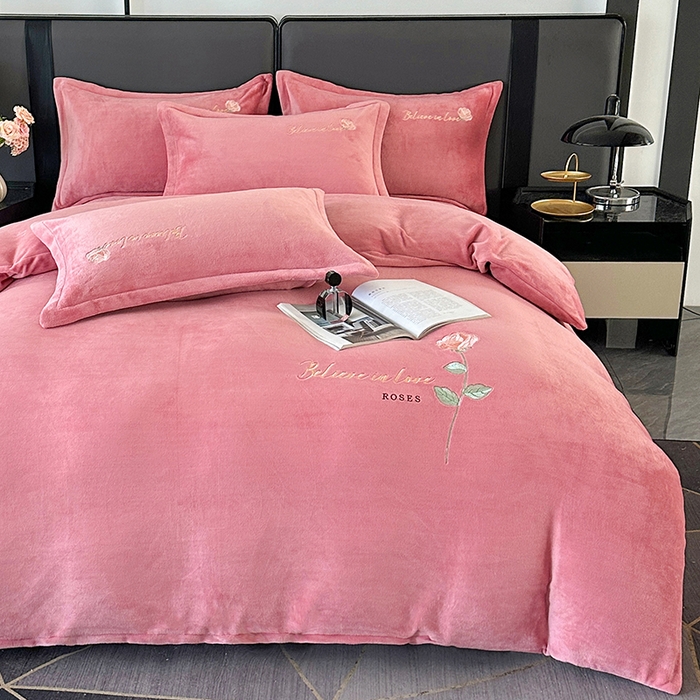 91家纺网 家纺一手货源 找家纺 富缦庭 2025新款牛奶绒绣花四件套 红粉佳人-豆沙