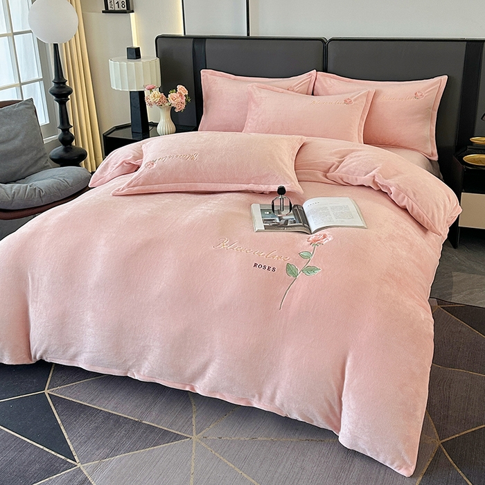 91家纺网 家纺一手货源 找家纺 富缦庭 2025新款牛奶绒绣花四件套 红粉佳人-粉色