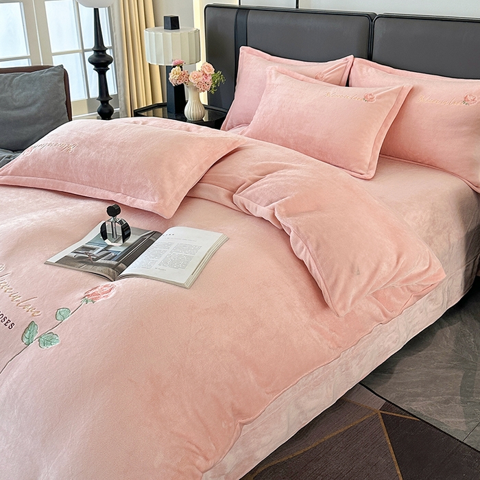 91家纺网 家纺一手货源 找家纺 富缦庭 2025新款牛奶绒绣花四件套 红粉佳人-粉色