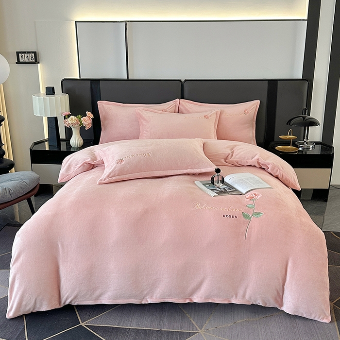 91家纺网 家纺一手货源 找家纺 富缦庭 2025新款牛奶绒绣花四件套 红粉佳人-粉色