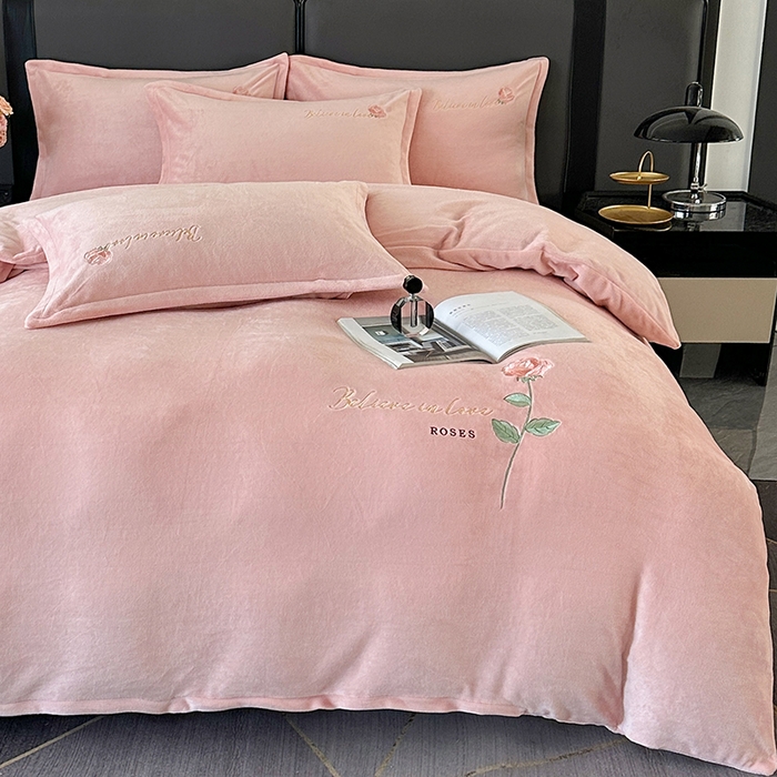 91家纺网 家纺一手货源 找家纺 富缦庭 2025新款牛奶绒绣花四件套 红粉佳人-粉色