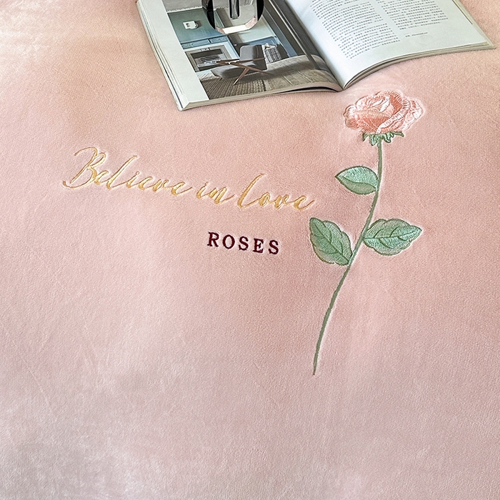 91家纺网 家纺一手货源 找家纺 富缦庭 2025新款牛奶绒绣花四件套 红粉佳人-粉色