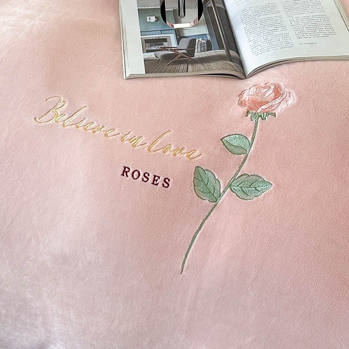 91家纺网 家纺一手货源 找家纺 富缦庭 2025新款牛奶绒绣花四件套 红粉佳人-粉色