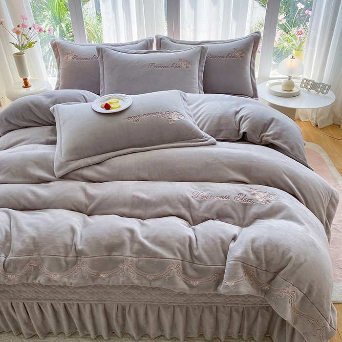 91家纺网 家纺一手货源 找家纺 乐嘉盈 2025年新款纯色刺绣牛奶绒四件套-玫瑰缘 玫瑰缘-灰