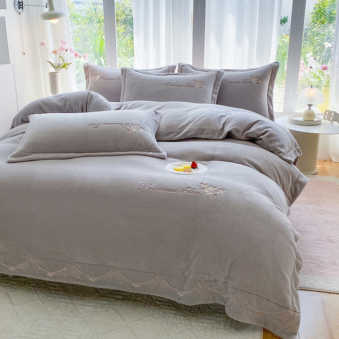 91家纺网 家纺一手货源 找家纺 乐嘉盈 2025年新款纯色刺绣牛奶绒四件套-玫瑰缘 玫瑰缘-灰