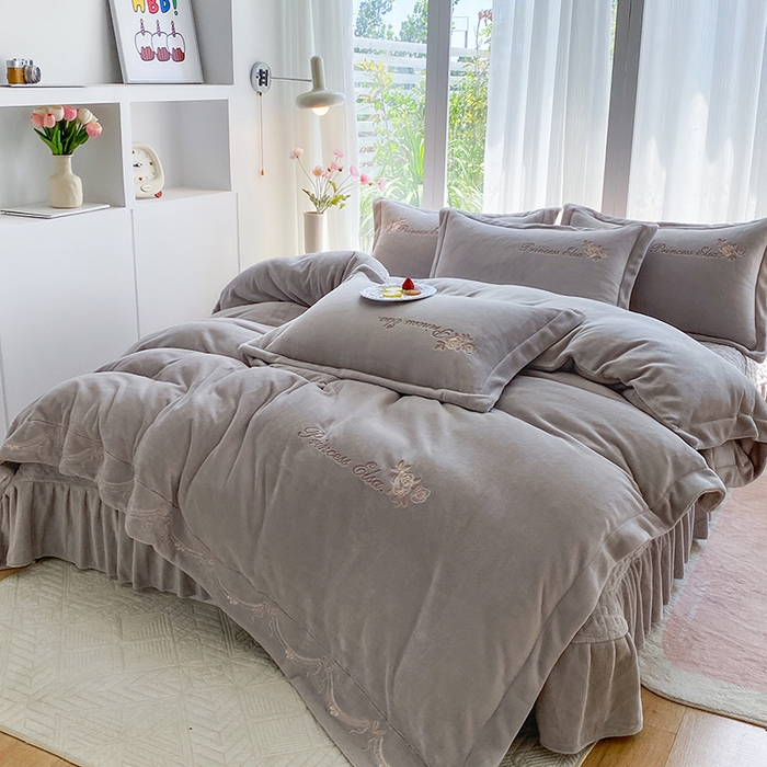 91家纺网 家纺一手货源 找家纺 乐嘉盈 2025年新款纯色刺绣牛奶绒四件套-玫瑰缘 玫瑰缘-灰