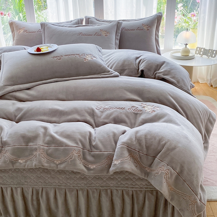 91家纺网 家纺一手货源 找家纺 乐嘉盈 2025年新款纯色刺绣牛奶绒四件套-玫瑰缘 玫瑰缘-灰