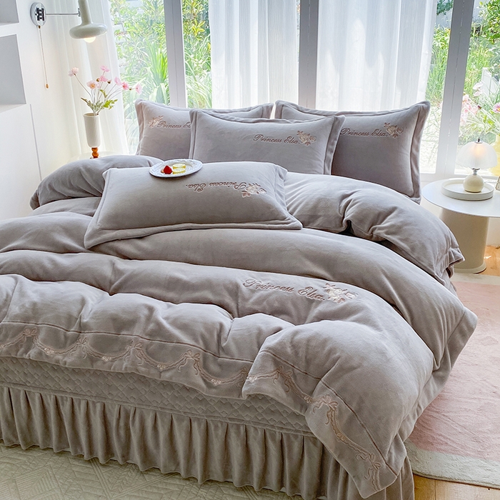 91家纺网 家纺一手货源 找家纺 乐嘉盈 2025年新款纯色刺绣牛奶绒四件套-玫瑰缘 玫瑰缘-灰