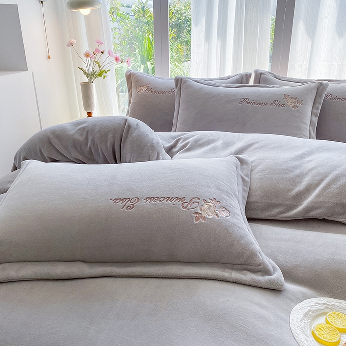 91家纺网 家纺一手货源 找家纺 乐嘉盈 2025年新款纯色刺绣牛奶绒四件套-玫瑰缘 玫瑰缘-灰