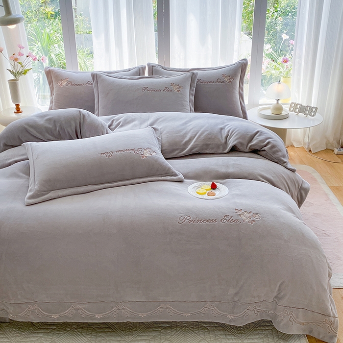 91家纺网 家纺一手货源 找家纺 乐嘉盈 2025年新款纯色刺绣牛奶绒四件套-玫瑰缘 玫瑰缘-灰