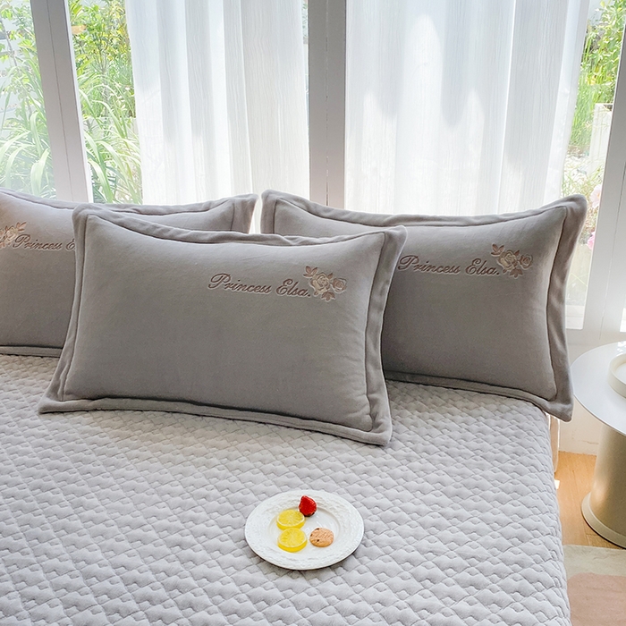 91家纺网 家纺一手货源 找家纺 乐嘉盈 2025年新款纯色刺绣牛奶绒四件套-玫瑰缘 玫瑰缘-灰