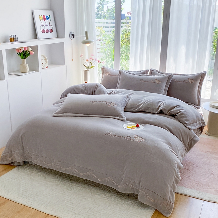 91家纺网 家纺一手货源 找家纺 乐嘉盈 2025年新款纯色刺绣牛奶绒四件套-玫瑰缘 玫瑰缘-灰