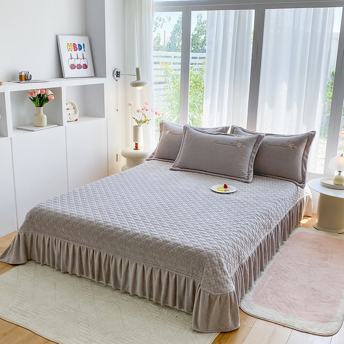 91家纺网 家纺一手货源 找家纺 乐嘉盈 2025年新款纯色刺绣牛奶绒四件套-玫瑰缘 玫瑰缘-灰