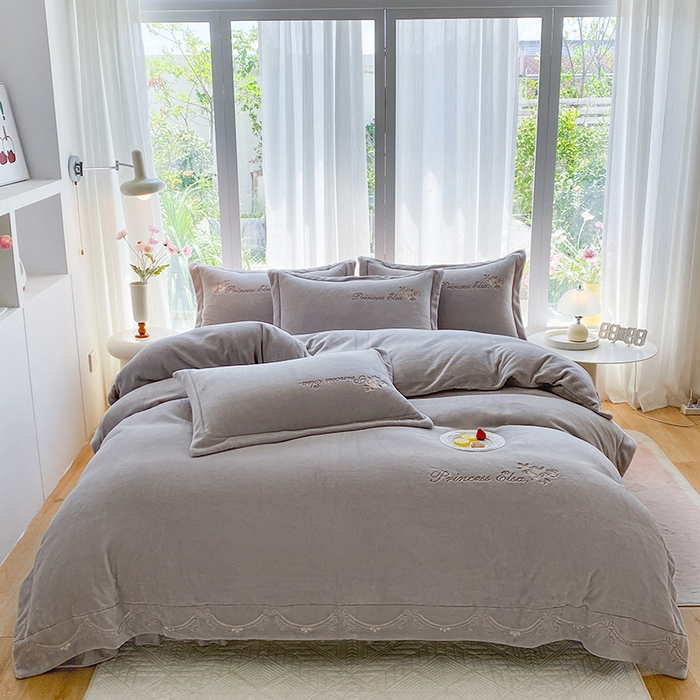 91家纺网 家纺一手货源 找家纺 乐嘉盈 2025年新款纯色刺绣牛奶绒四件套-玫瑰缘 玫瑰缘-灰